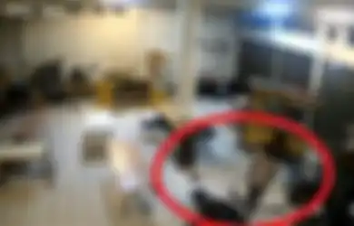 Nekat Tusuk Leher Temannya hingga Tewas, Video Detik-detik Pelaku Seret Kantong Berisi Mayat Viral di Media Sosial, Subuh-subuh Infakkan Duit Rp 500 Ribu Milik Korbannya