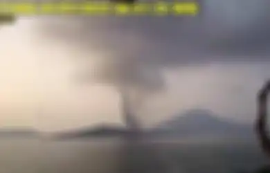 Waspada! Gunung Anak Krakatau Erupsi dan 3 Kali Gempa Hembusan, Semburan Abu Vulkaniknya Capai 500 Meter, Warga Diminta Jauhi Kawasan