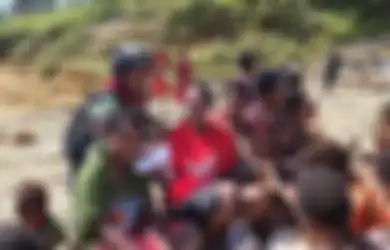 Kebrutalan KKB Papua Tak Membuat Gentar, Satgas Kodim Yonif Para Raider 328/DGH Kostad dengan Gagah Berani Berikan Bantuan Ini Pada Masyarakat Intan Jaya