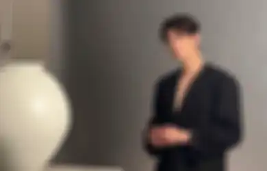 Menarik Perhatian, Cha Eun Woo ASTRO Pamer Otot di Photoshoot W Korea!
