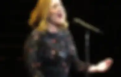 Adele Menangis Ada Fans Indonesia yang Nonton Konsernya, Netizen +62 Beri Komentar Kocak Soal Hal Ini