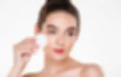 Bukan Bersih Mulus, 5 Cara Membersihkan Makeup Ini Bikin Kulit Rusak!