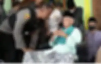 Petinggi Polda Jatim Sampai Disiram Kopi Panas, Begini Alasan Kiai Jombang Tolak Mentah-mentah Anaknya Ditangkap Polisi, Foto Mantan Personel Slank Ikut Digeruduk