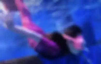 Ajak Gempi Sekolah Mermaid, Gisel Latihan Scuba Diving di Tempat Unik, Foto Janda Gading Marten Curi Perhatian