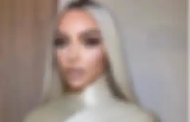 Kayak Rapunzel! Kim Kardashian Balut Tubuh dengan Rambut Panjangnya!