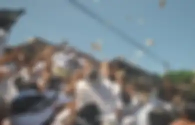 Tradisi Mesuryak, Ritual Antarkan Arwah Leluhur Kembali ke Kahyangan, Ungkapan Syukur dengan Melempar Uang ke Udara yang Disambut Teriakan Berebut Warga Hindu di Bali