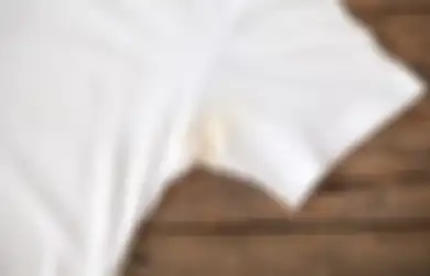 Enggak Pakai Pemutih, Hilangkan Noda Kuning di Baju Pakai 4 Cara Ini!