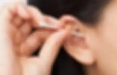 Aneka Tips Kesehatan, Penggunaan Cotton Bud Tidak Direkomendasikan Dokter, Coba Celup Kapas ke Air Garam dan Teteskan ke Telinga, Hasilnya Benar-benar Bikin Kaget
