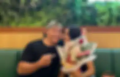 Pernah Cerai Karena Beda Agama, Bintang Sitkom Ini Nikah Ketiga Kali di Usia 50 Tahun, Istri Barunya Penggemar Sendiri, Intip Potret Harmonisnya