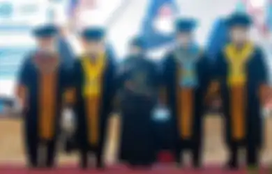 Bikin Haru, Mahasiswi Meninggal, Wisuda di UNESA Diwakili Sang Ibu