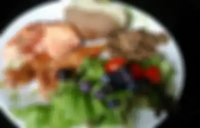 Pingin Terlihat Nggak Cepat Tua? Coba Lakuin 4 Kebiasaan Makan Sehat Ini!