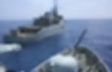 Melambai Tangan ke Pengawas Anjungan KRI Bung Tomo yang Sedang Latihan Super Garuda Shield 2022, Nyawa 4 Nelayan Terselamatkan Usai 72 Jam Terapung di Laut Karena Kapalnya Tenggelam