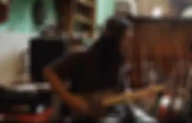Punya Banyak Koleksi Gitar, Robi Navicula: Ini Gitar Bikin dari Papan Skateboard!