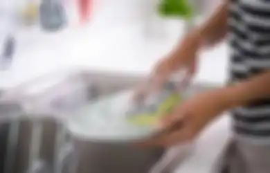Pantas Pemain Drakor Mencuci Piring dengan Sarung Tangan, Ternyata Bersihkan Peralatan Dapur dengan Tangan Langsung Bisa Mengundang Petaka untuk Tubuh