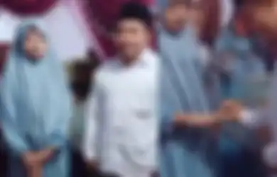 Miris! Demi Lunasi Utang, Ibu Nekat 'Tumbalkan' Anak Gadisnya Pada Pak Kades, Raut Wajah Murung Tergambar Jelas di Hari Bahagia Manten Anyar, Netizen: Full Senyum si Bapak