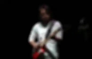 Tampil dengan Petikan Gitar, Dewa Budjana Ajak Penonton Metal Nyanyi Indonesia Raya di Konser Dream Theater!
