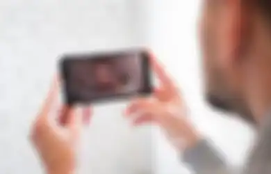 Ketangkep Basah Lagi Asyik Nonton Video Syur, Suami Kaget dan Lakukan Hal Tidak Terduga pada Istrinya, Endingnya Sampai Menjerit Minta Tolong!