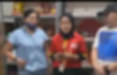 Tangkap Basah Ibu-ibu Bermobil Mercy yang Diduga Ambil Cokelat, Karyawan Alfamart Ini Justru Disuruh Minta Maaf, Warganet: Ini Kelewatan
