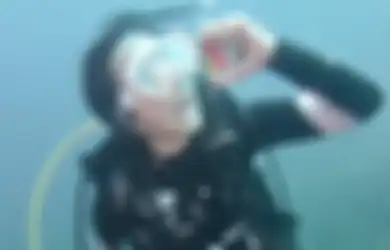 Punggung Tanpa Tali Bra Terekspos, Gisel Malah Dikomentari Gegara Foto Mainan Sampah Plastik di Laut