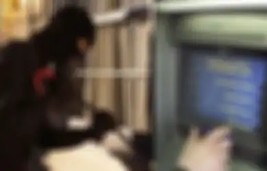 Viral Detik-detik 3 Pria Berpakaian Serba Hitam Bobol Mesin ATM, Warga Memergoki, Komplotan Maling Lakukan Ini saat Aksinya Melanggar Hukum Direkam