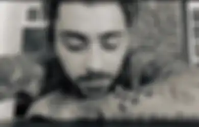 Pasang Wajah Sendu, Zayn Malik Bikin Heboh Netizen saat Nyanyi Lagu 'Night Changes', Kode Kangen One Direction?