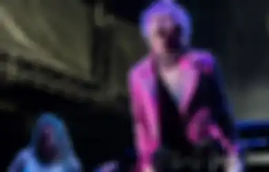 Duh, Lagi-lagi Caper! Machine Gun Kelly Mecahin Gelas Ke Kepalanya Sendiri Waktu Konser Karena Alasan Ini