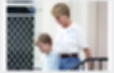 Pakai Celana Jeans, Intip 5 Gaya Kompak Princess Diana dan Pangeran William Kecil!
