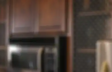 Kombinasi Sempurna dari Lemari Tertutup dan Rak Terbuka, Gunakan Lemari Jaring di Dapur !