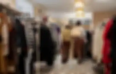 Bak Ketiban Durian Runtuh, Pedagang Loak Ini Mendadak Tajir Melintir Usai Temukan Uang Puluhan Juta yang Terselip di Kantong Baju Bekas 