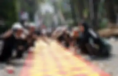 PKKMB UNS 2022 Cetak Rekor Muri! Mewarnai Batik di Kain Sepanjang 3.300 Meter
