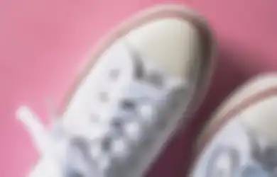 Sepatu Putih Rawan Kotor saat Musim Hujan, Bersihkan Pakai Cara Ini!