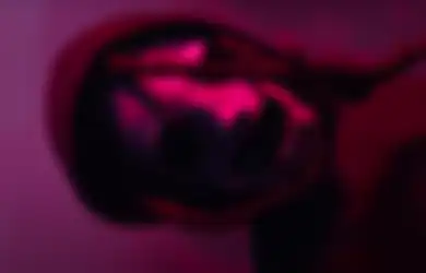 Muse Rilis Video Klip Baru, Matt Bellamy Pake Topeng Slipknot!