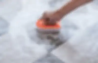 Aneka Tips Harian, Lantai Kamar Mandi Berkerak Mendadak Kinclong Saat Disemprot Bahan Ini, Menyesal Baru Tahu!