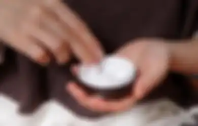Udah Pakai Pelembab Tapi Kulit Masih Kering? Begini Tips Memakai Lotion yang Benar!