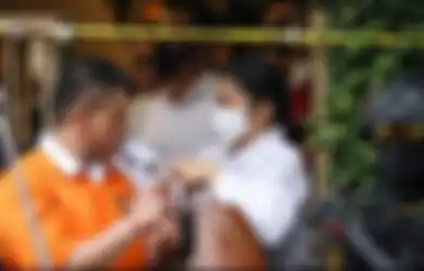 Tak Cuma Pakai Pakaian Serba Putih, Tas Mewah Belasan Juta Rupiah yang Ditenteng Putri Candrawathi saat Rekonstruksi Juga Menjadi Sorotan