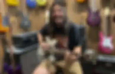 Marcello Tahitoe Beli Gitar Baru: Bisa Nih Buat Nyanyi Bareng Dewa 19 di Panggung!