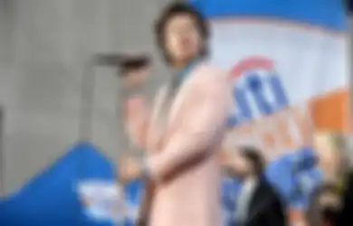 Apa Sih Arti Shoey? Ini Alasan Harry Styles Minum dari Sepatu!
