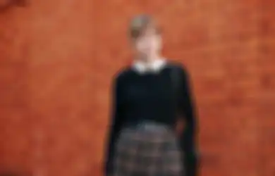 5 Ide Padu Padan Outfit Buat Tampil Modis Pakai Rok Motif Plaid