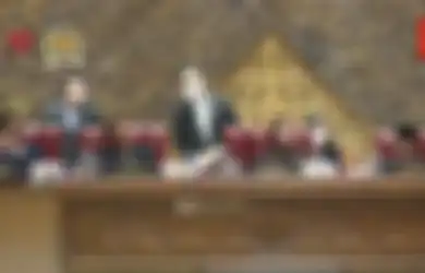 Rakyat Kepung DPR Tolak Harga BBM Naik, Puan Maharani Justru Sumringah Dapatkan Kejutan Ulang Tahun saat Sidang Paripurna: Kami Belum Tentukan Sikap!