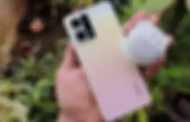 Pengalaman Memakai OPPO Reno8 dan Enco Buds2 Sebagai Teman Perjalanan Sehari-Hari