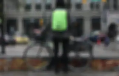 Bantu Banget! Selalu Bawa 5 Barang Ini saat Kita Pergi di Musim Hujan