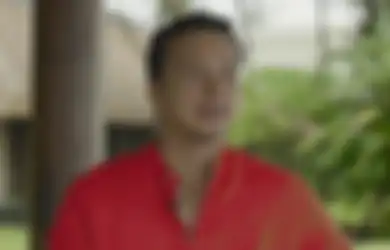 Ngemper di Lantai, Nicholas Saputra Terekam Asyik Sebat hingga Banjir Komentar: Kayak Bapak-bapak Nongki di Warung