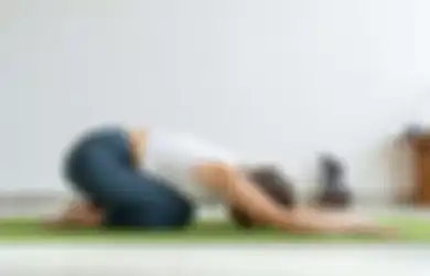 4 Gerakan Yoga Mudah yang Bisa Menghilangkan Kram Menstruasi