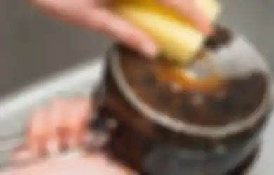 TIPS HIDUP yang Bakal Merubah Segalanya, Coba Taburkan Bahan Ini ke Pantat Panci Hitam dan Lihat Bedanya!