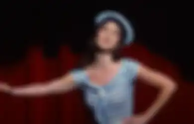 Berdansa di Atas Tumpukan Smartphone dan Orang Mati, Weyes Blood Rilis Video Klip ‘It’s Not Just Me, It’s Everybody’