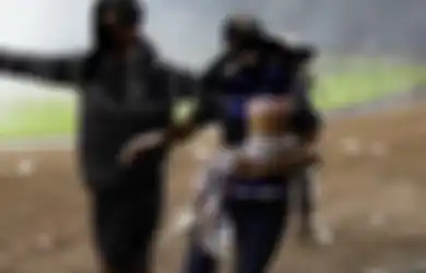 Ya Allah Anakku! Cerita Pilu Sosok Ibu di Tragedi Kanjuruhan, Tangisnya Pecah Anak yang Digendong Sudah Tak Bernyawa