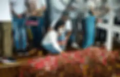 Tangis Gisella Anastasia Pecah di Tengah Prosesi Pemakanan Mantan Mertua, Sikap Gading Marten Disorot!