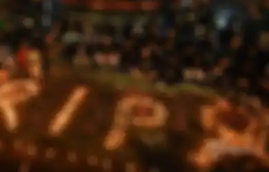 Aksi Solidaritas Kenang Tragedi Kanjuruhan, Ratusan Suporter Kompak Tabur Bunga dan Nyalakan 1.000 Lilin di GBK