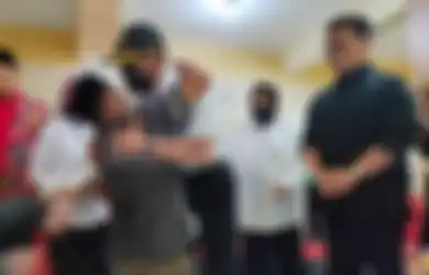 Nyawa Anaknya 'Diganti' Rp 15 Juta & Sembako, Ayah Korban Tragedi Kanjuruhan Cuma Bisa Nangis hingga Pingsan