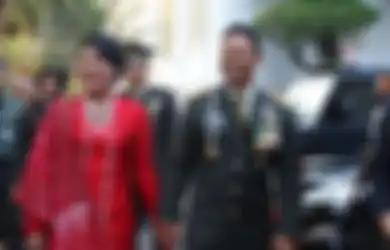 Mata Istri Panglima TNI Berkaca-kaca, Hetty Andika Perkasa Dengarkan Jeritan Hati Pekerja Pemecah Batu saat Bagi-bagi Sembako: Campur Aduk Rasanya